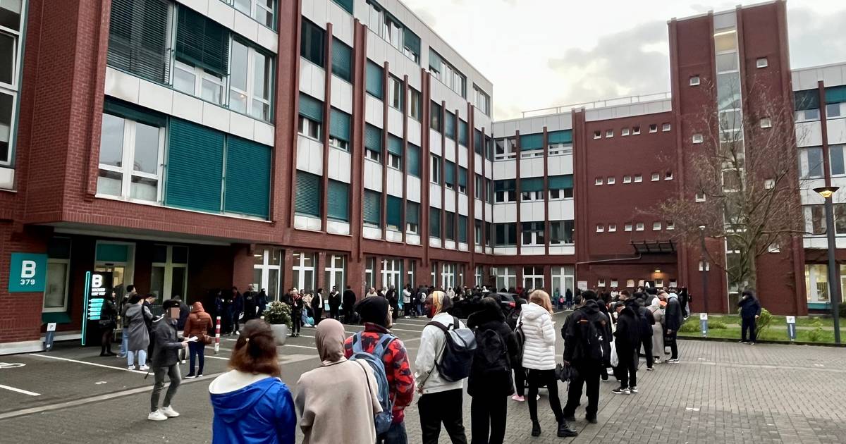 Langes Warten auf Termine - Um Mitternacht zur Ausländerbehörde in Düsseldorf