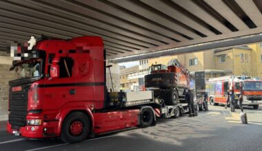 Lkw bleibt unter Brücke an Hindenburgstraße stecken