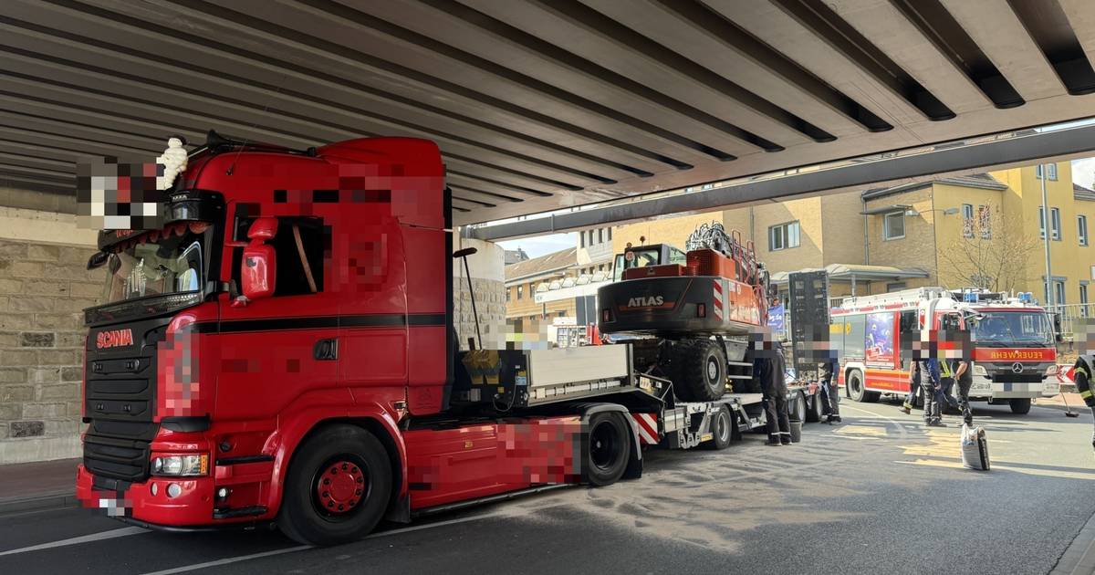 Lkw bleibt unter Brücke an Hindenburgstraße stecken