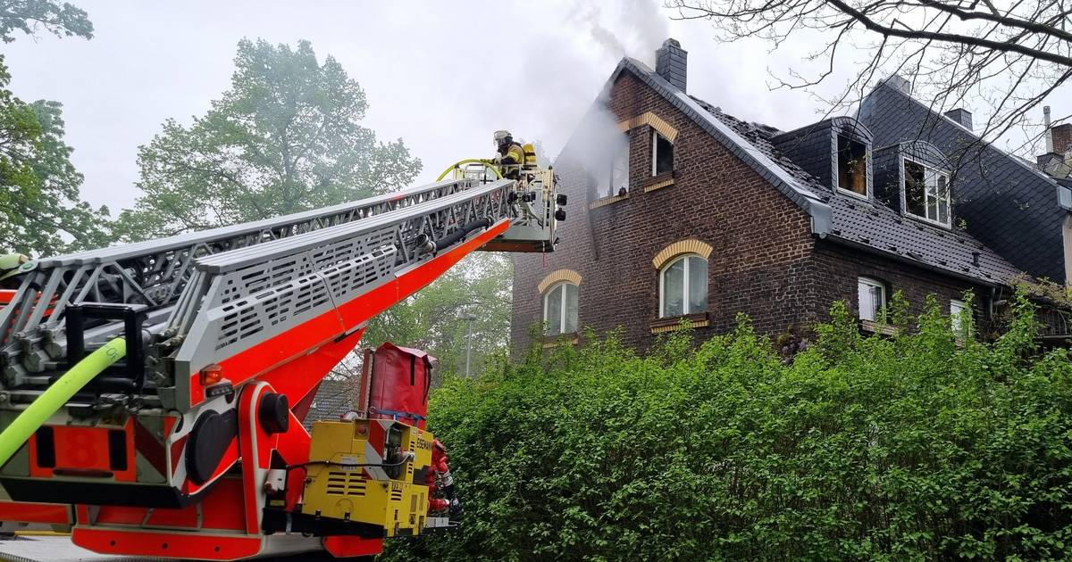 Bewohner stribt nach Brand in Dachgeschosswohnung 