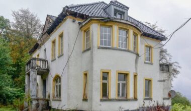 „Schrott-Villa“ am Wuppertaler Köhlweg verfällt weiter
