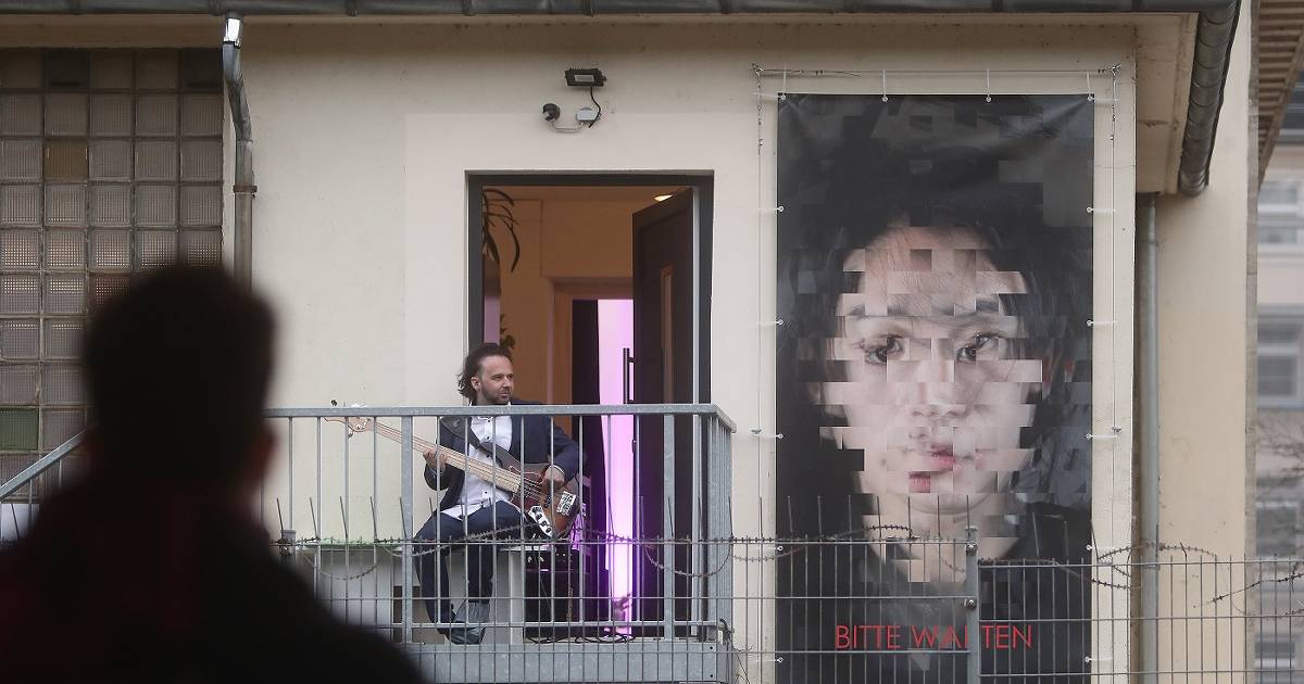 Weiter Warten mit Kunst am Barmer Bahnhof in Wuppertal