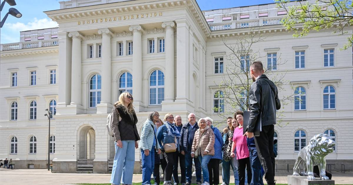 Führung durchs Gebäude der ehemaligen Bahndirektion