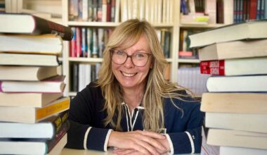 Kerstin Lange verschenkt 450 Bücher an Jugendarrestanstalt