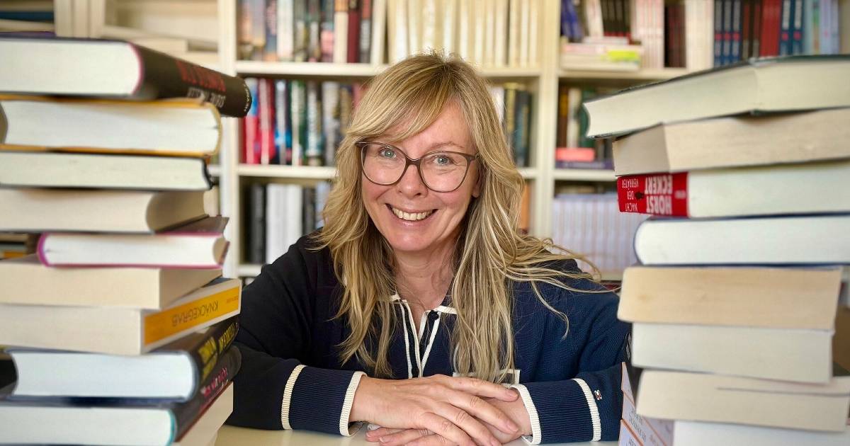 Kerstin Lange verschenkt 450 Bücher an Jugendarrestanstalt