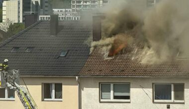 Ein Mensch leicht verletzt nach Dachstuhlbrand in Wuppertal