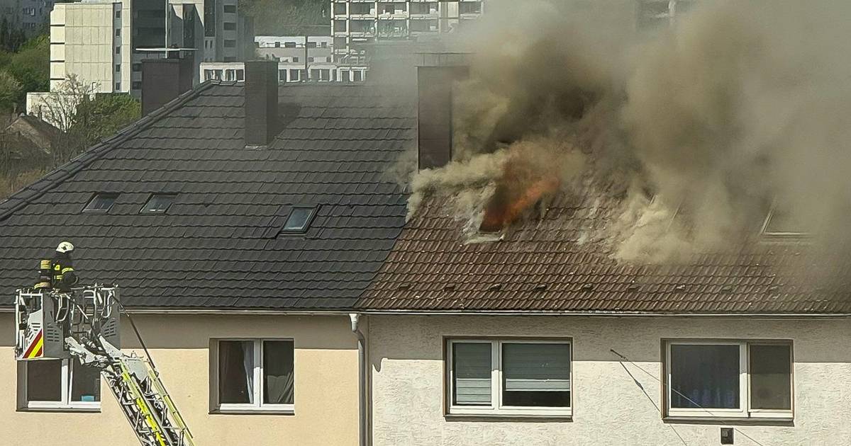 Ein Mensch leicht verletzt nach Dachstuhlbrand in Wuppertal