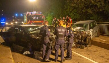Autos stoßen auf Überführung der A44 zusammen