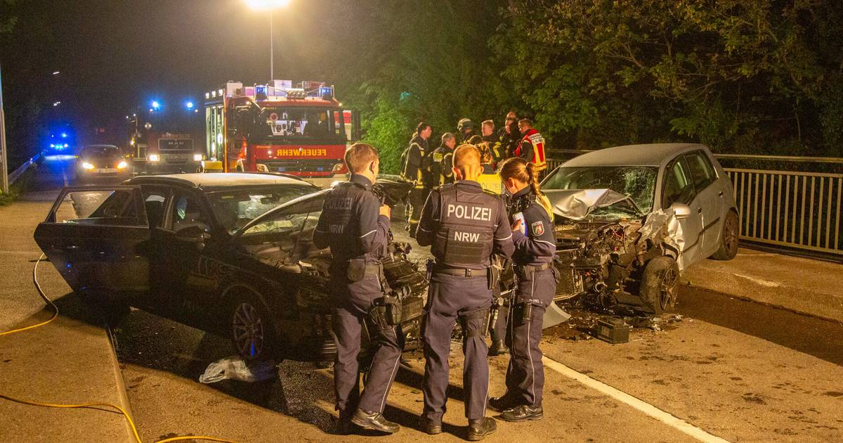 Autos stoßen auf Überführung der A44 zusammen