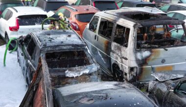 Düsseldorf-Mörsenbroich: Zehn Autos komplett ausgebrannt