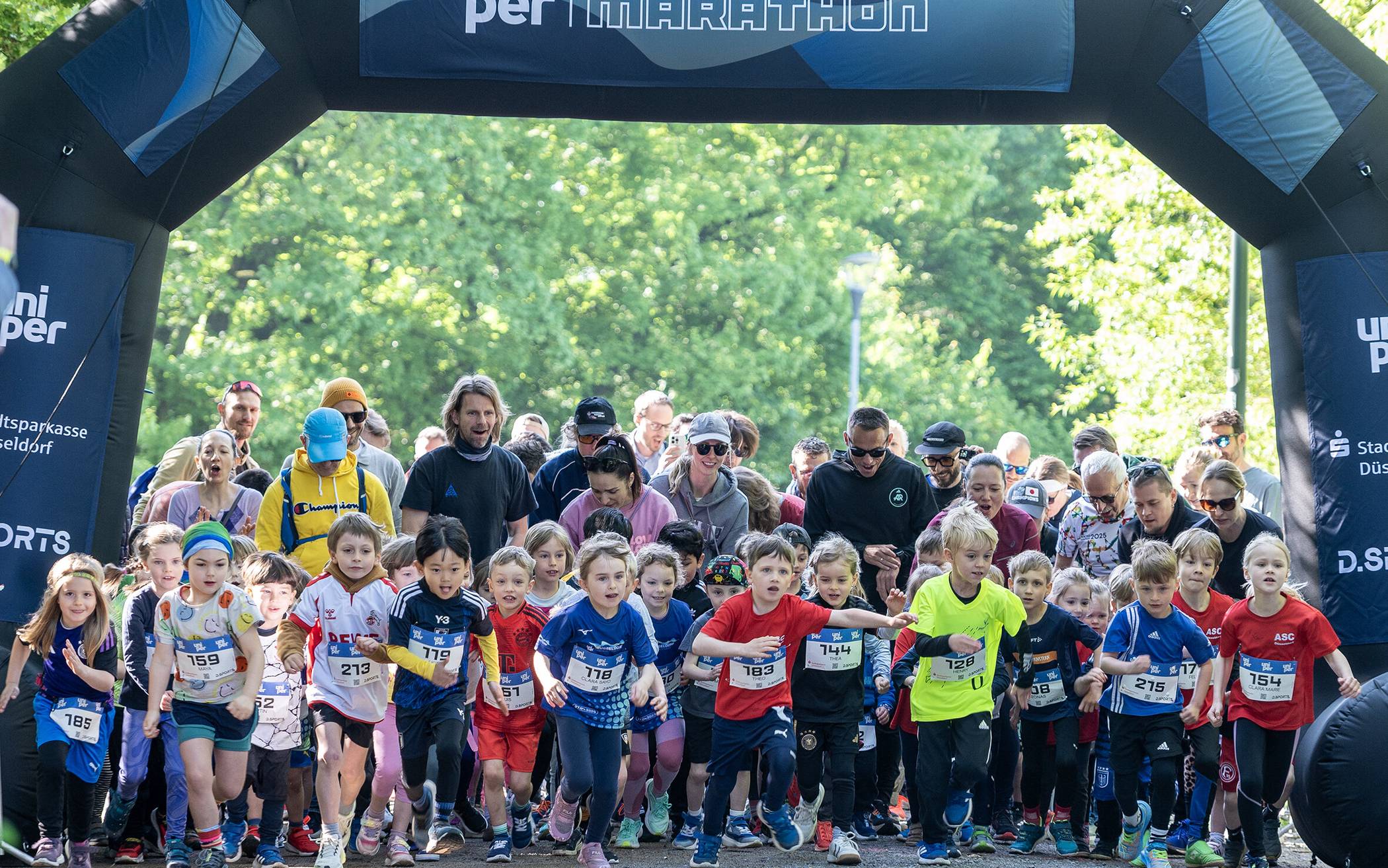 Mit dem Bambini Cup starteten zum ersten Lauf des Düsseldorf Marathons 2025 die...