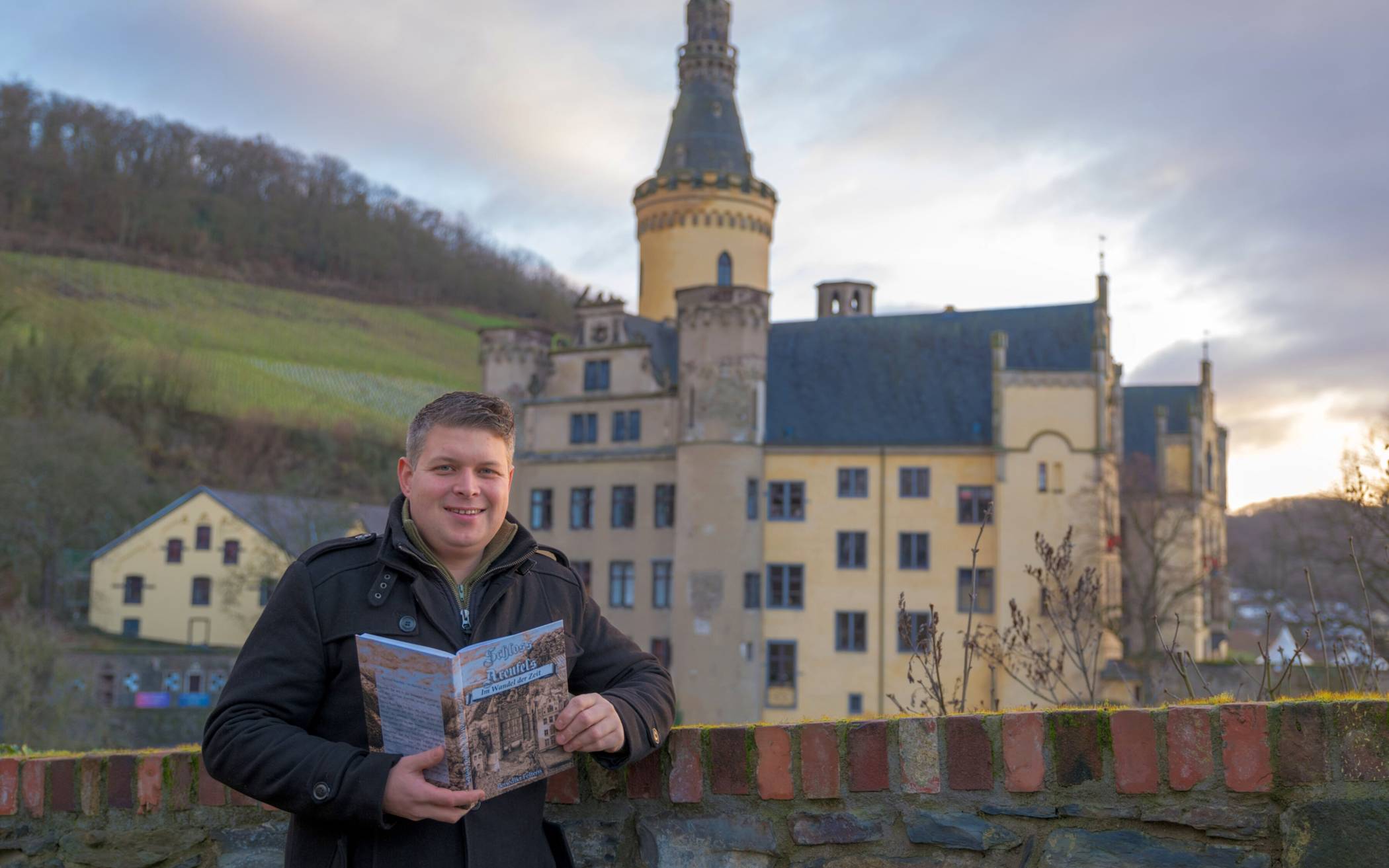 Benedikt Feltens, Eventmanager und Schlosspächter von Schloss Arenfels, hat das erste Buch über die Historie des 766 Jahre alten Anwesens geschrieben.