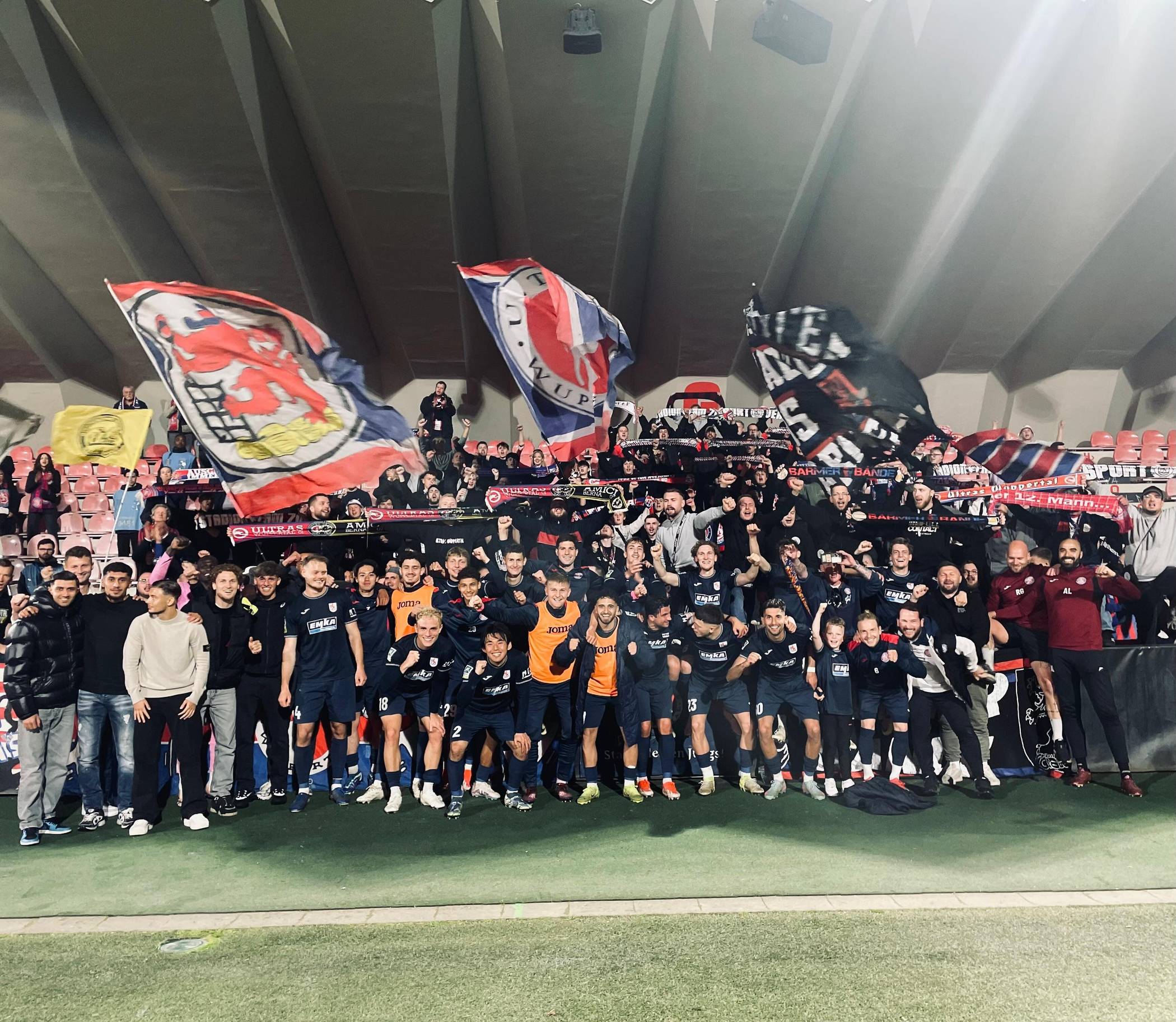  Endlich mal wieder Auswärtsjubel mit den Fans. Die WSV-Spieler nach 90 starken Minuten glücklich vor den Anhängern, die das gesamte Spiel über lautstark angefeuert hatten. 