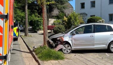  Auto prallt gegen Fahrzeuge, Mauer und Baum