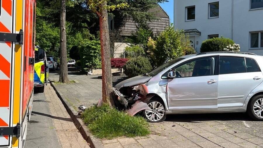  Auto prallt gegen Fahrzeuge, Mauer und Baum