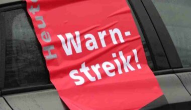 Fahne mit der Aufschrift Warnstreik.