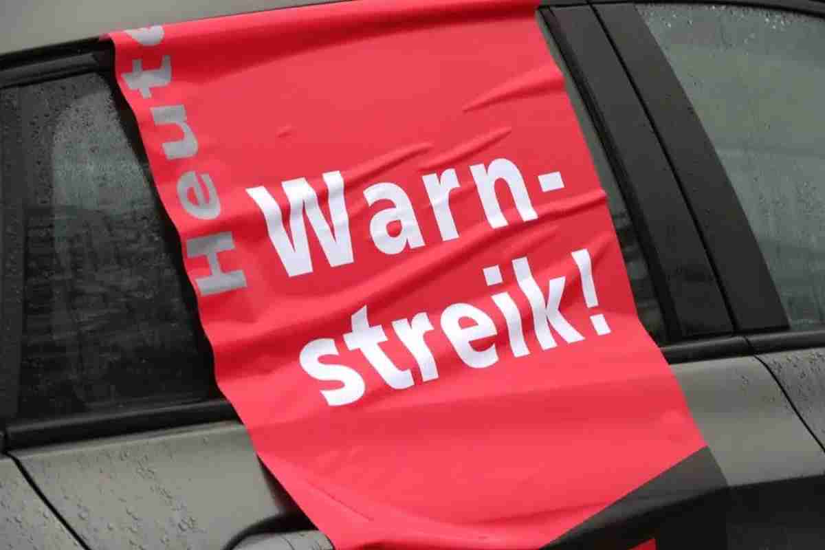 Fahne mit der Aufschrift Warnstreik.
