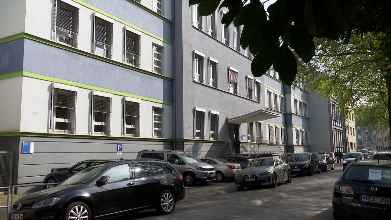 Nordrhein-Westfalen: Drohmail an Duisburger Gymnasium: Jugendliche sollen dahinter stecken