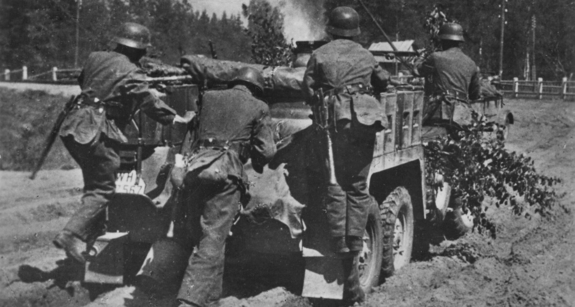 Vormarsch von Soldaten auf Sandwegen im Wald nordöstlich von Dretun, Belarus, im Zweiten Weltkrieg.