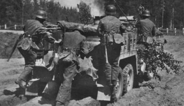 Vormarsch von Soldaten auf Sandwegen im Wald nordöstlich von Dretun, Belarus, im Zweiten Weltkrieg.