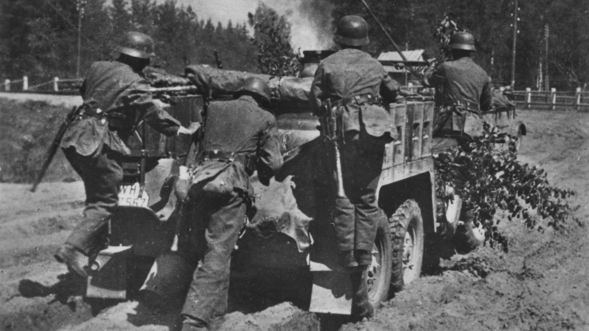 Vormarsch von Soldaten auf Sandwegen im Wald nordöstlich von Dretun, Belarus, im Zweiten Weltkrieg.