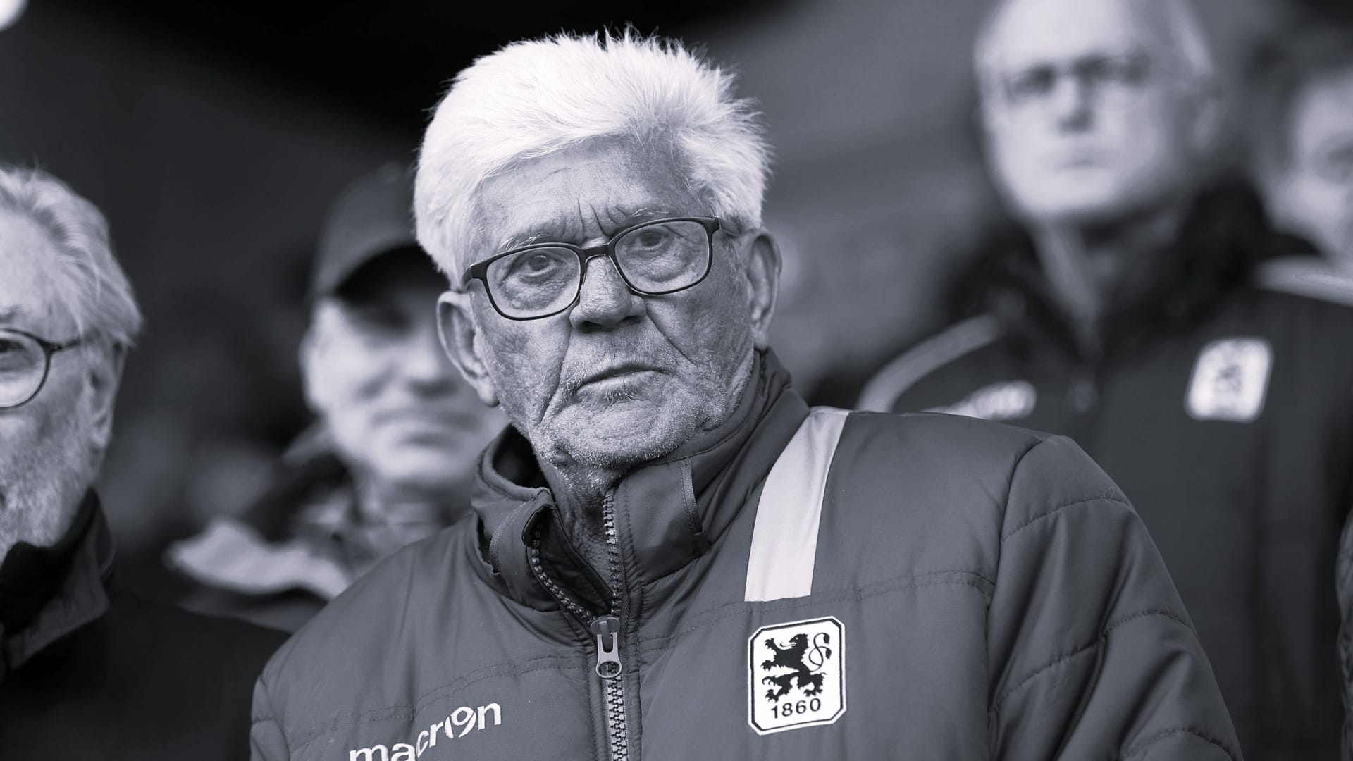 Werner Lorant bei einem Spiel von 1860 München auf der Tribüne des Grünwalder Stadions (Archivbild): Der Trainer prägte die erfolgreichen 1990er-Jahre des TSV.