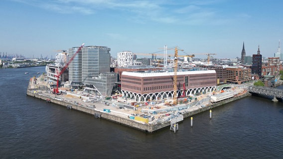 Blick aus der Luft auf die Baustelle des Westfield-Einkaufszentrums in der Hafencity. © IMAGO / Stephan Wallocha 