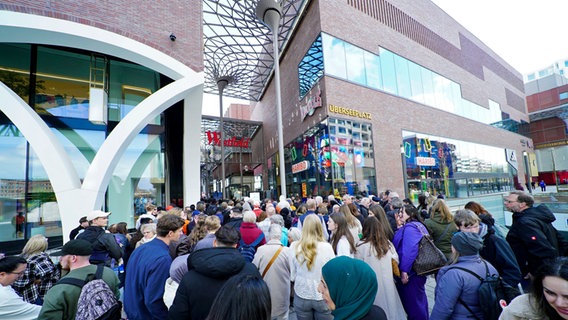 Ansturm bei der Eröffnung des Westfield Einkaufszentrums in Hamburg. © picture alliance / ABBfoto 