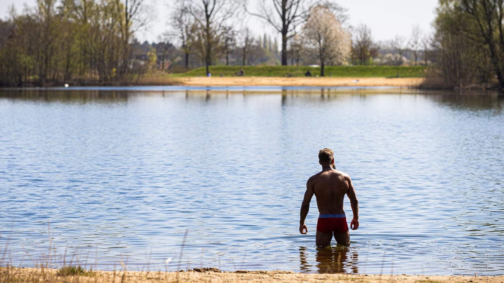 Wetter an den Feiertagen: Sonniger Start am Hufeisensee, bevor das Osterwetter umschlägt.
