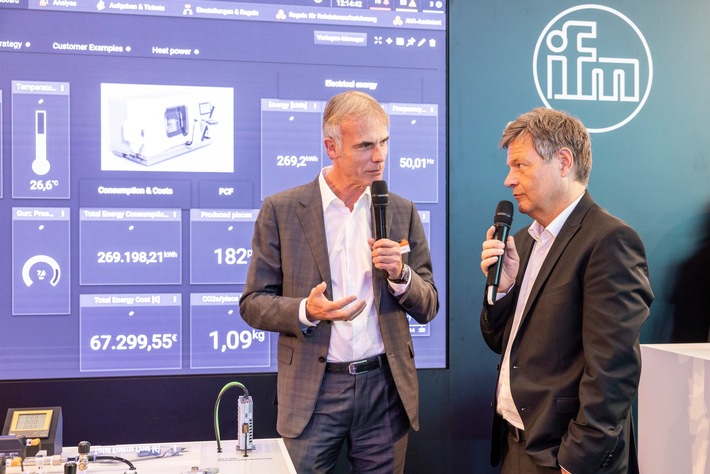 Wirtschaftsminister Robert Habeck besucht ifm-Messestand in Hannover; Pressemitteilung der ifm electronic gmbh