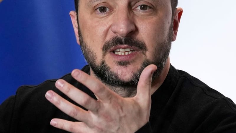 Wolodymyr Selenskyj während einer Pressekonferenz nach dem Gipfel der sogenannten "Koalition der Willigen".