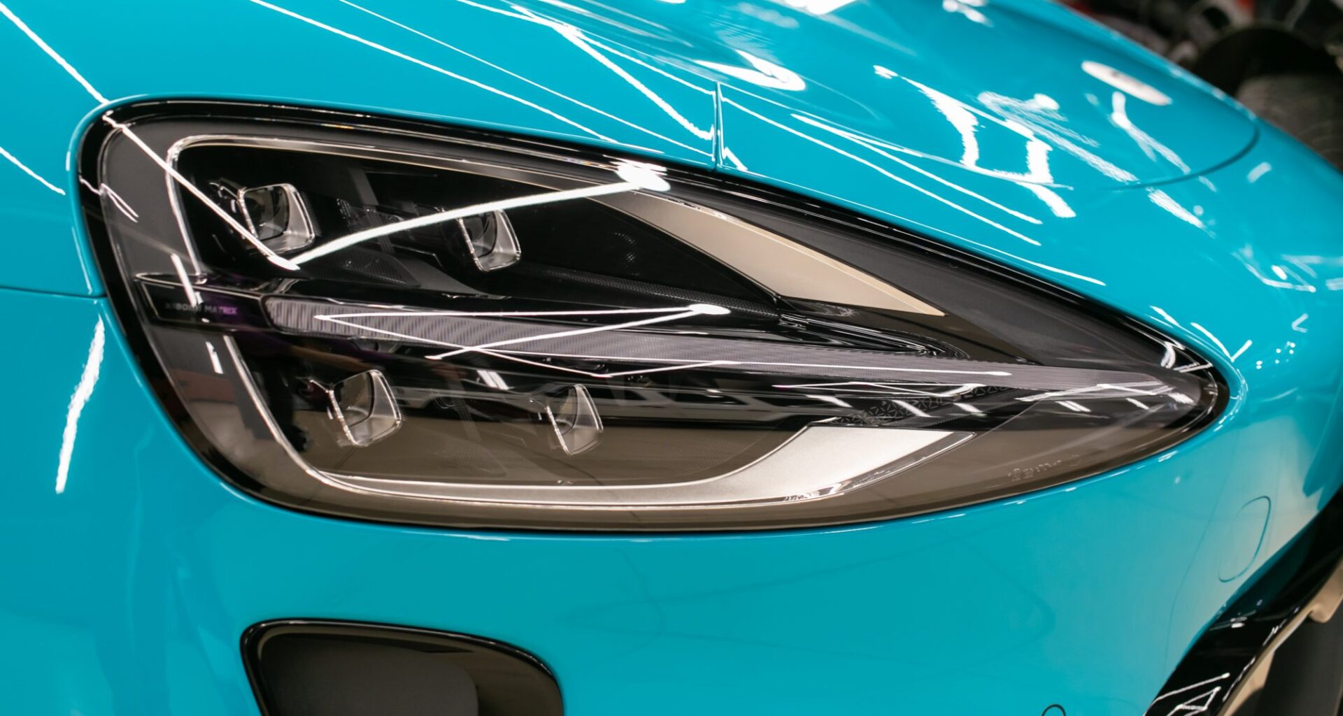 Detailaufnahme eines Elektroautos von Xiaomi.
