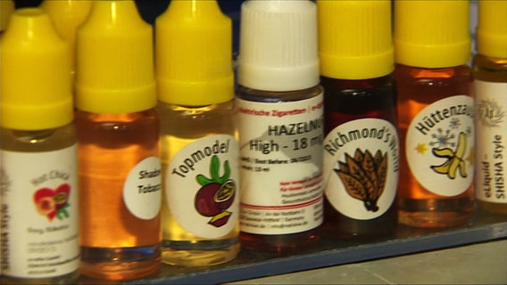 Verschiedene Gläschen mit Aromen stehen nebeneinander © NDR 
