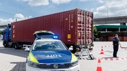 Ein Lkw mit Container steht während einer Stichprobenkontrolle auf dem Gelände des Hauptzollamts Hamburg. © dpa Foto: Markus Scholz