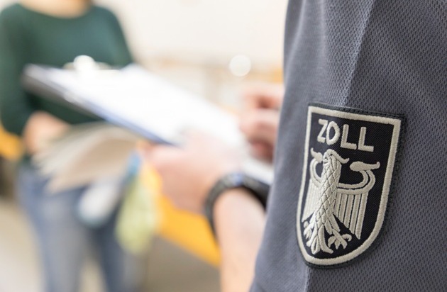 HZA-AC: Zoll prüft Friseur- und Kosmetikbranche in der Region