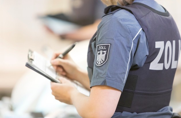 HZA-F: Finanzkontrolle Schwarzarbeit des Frankfurter Zolls kontrolliert Barbershops ...