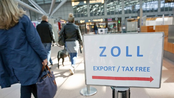 Hinweisschild auf den Zollschalter an einem Flughafen. © imago images/Nikita 