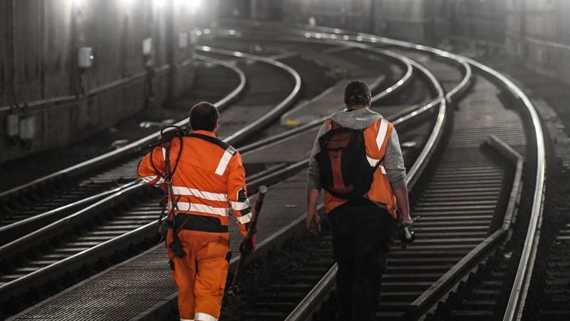 Zwei Arbeiter gehen durch einen gesperrten S-Bahn-Tunnel (Archivbild): Wegen Bauarbeiten wird die S-Bahn-Strecke ab dem Frankfurter Osten gesperrt, zunächst nachts, dann wochenlang komplett.