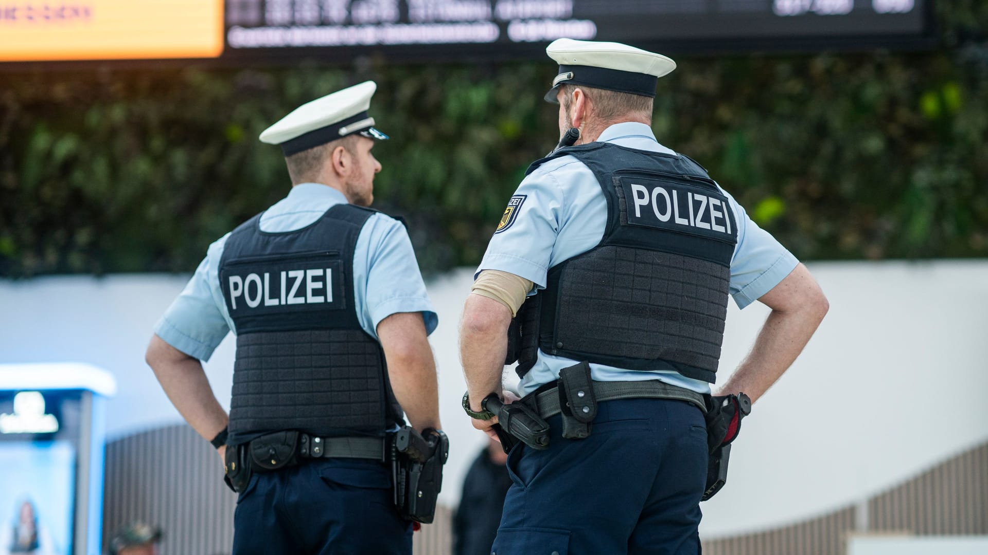 Zwei Beamte der Bundespolizei am Flughafen Köln/Bonn (Symbolbild): Gemeinsam mit dem Zoll stoppte die Polizei einen Reisenden am Airport.