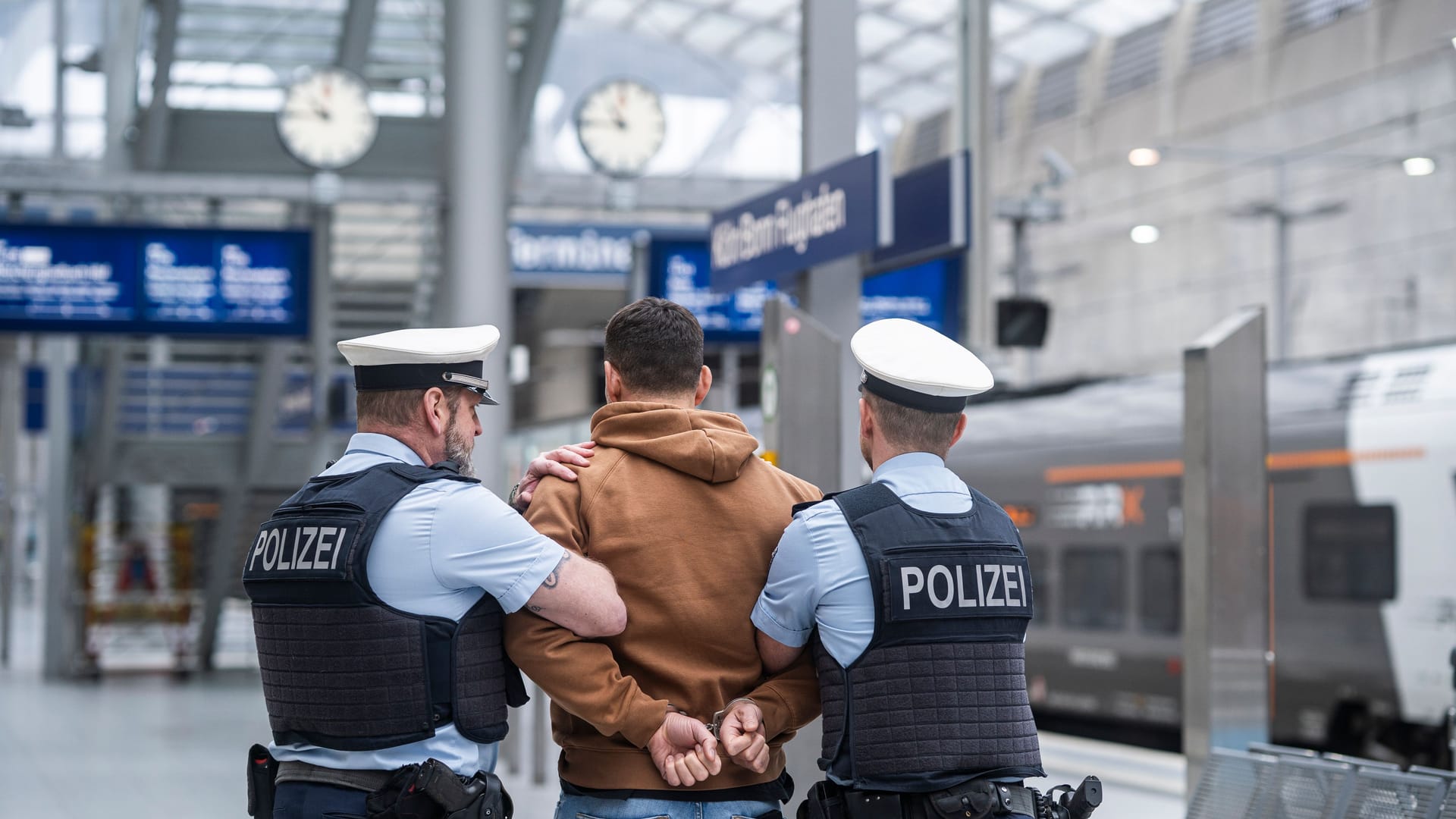 Zwei Bundespolizisten nehmen einen Mann fest (Symbolbild): Einen großen Fang machten die Beamten am Flughafen Köln/ Bonn.