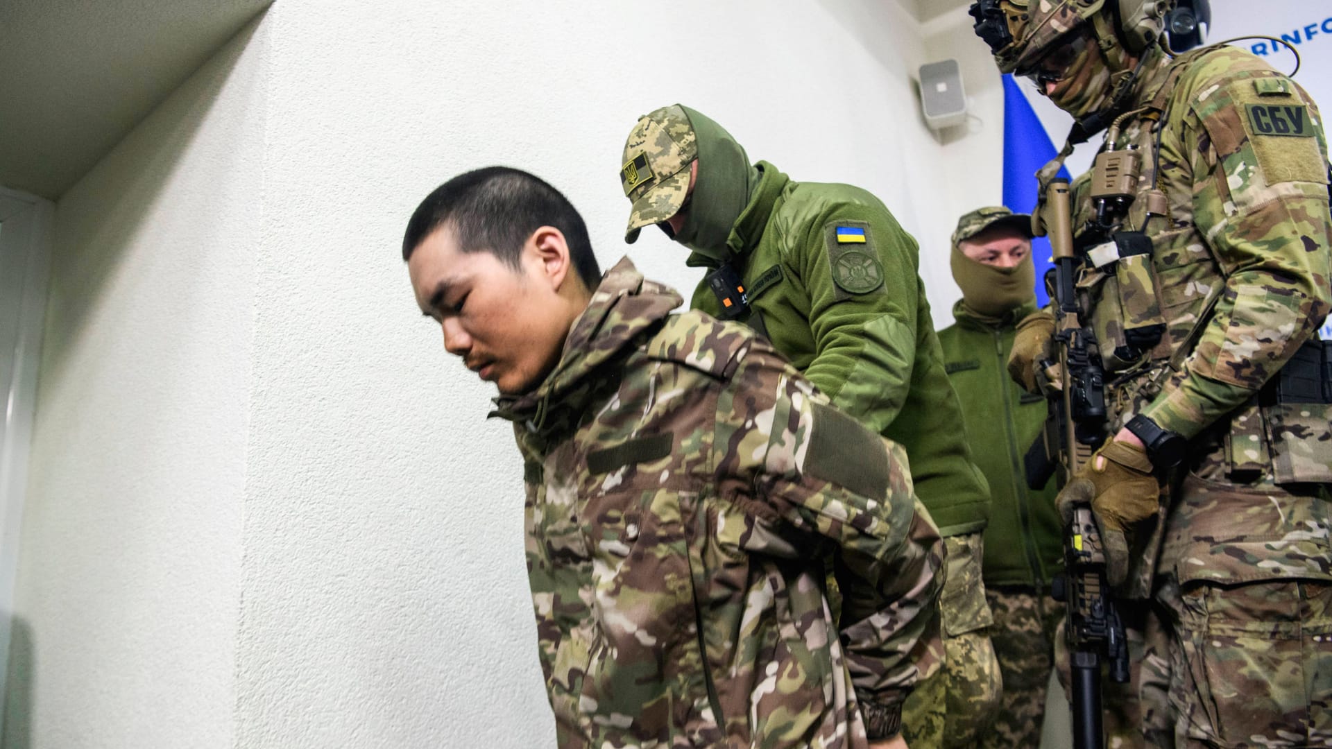 Zwei gefangen genommene Chinesen wurden in Kiew der Presse vorgeführt.