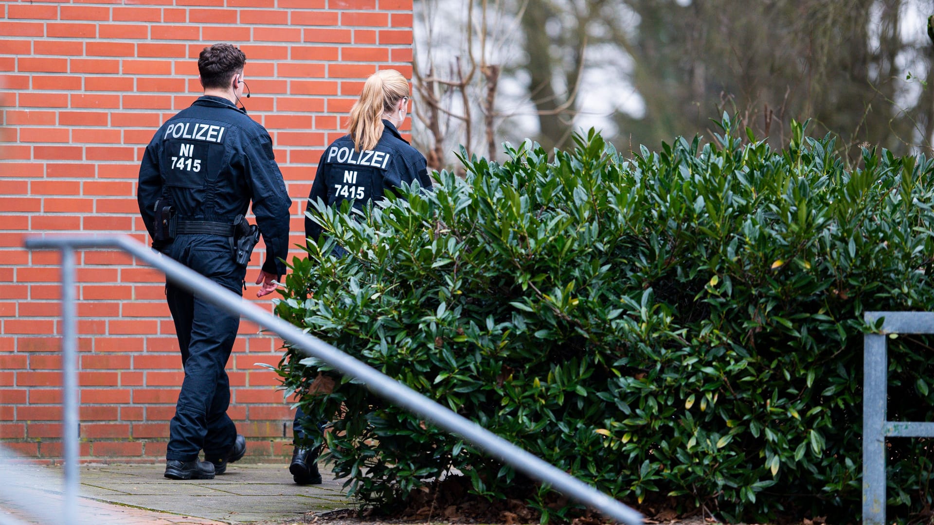Zwei Polizeibeamte aus Niedersachsen (Symbolbild): Der Mann konnte aufgegriffen werden.