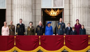Mit einer Militärparade haben in Großbritannien die Feierlichkeiten zum Ende des Zweiten Weltkriegs vor 80 Jahren begonnen. König Charles III. nahm in Militäruniform gekleidet an der Parade in London teil. (Adrian DENNIS)