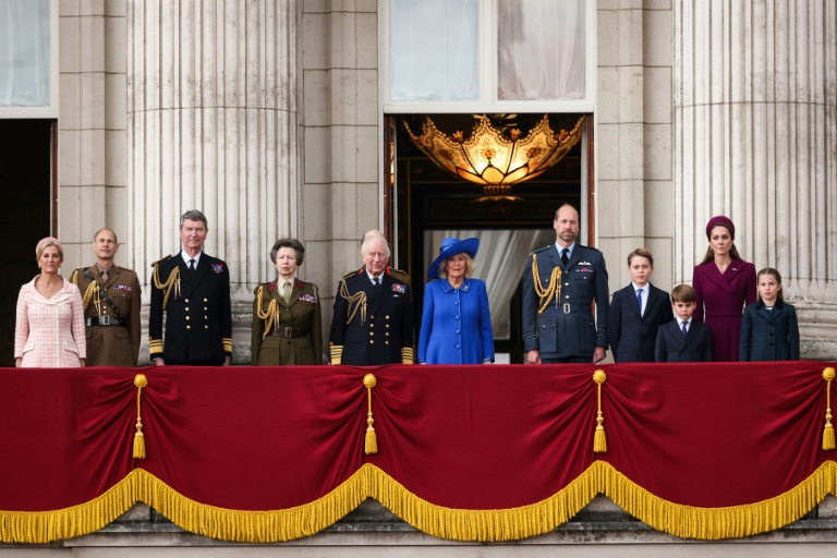 Mit einer Militärparade haben in Großbritannien die Feierlichkeiten zum Ende des Zweiten Weltkriegs vor 80 Jahren begonnen. König Charles III. nahm in Militäruniform gekleidet an der Parade in London teil. (Adrian DENNIS)