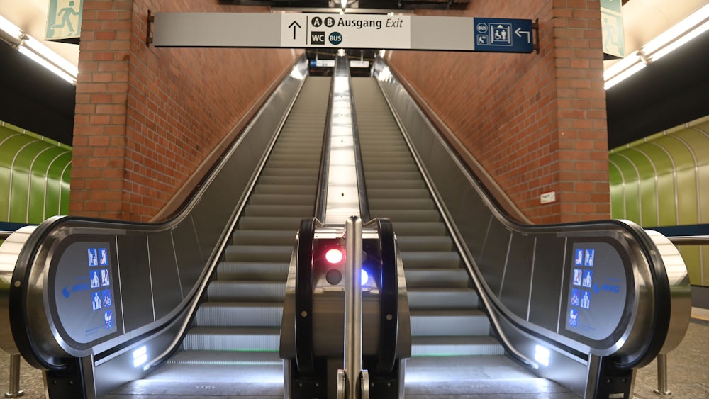 Eine neue Rolltreppe führt hinunter zum Bahnsteig am U-Bahnhof Partnachplatz.