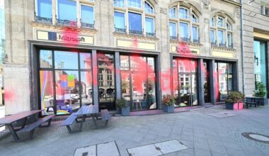 In Berlin: Farb-Anschlag auf Amazon und Microsoft | Regional