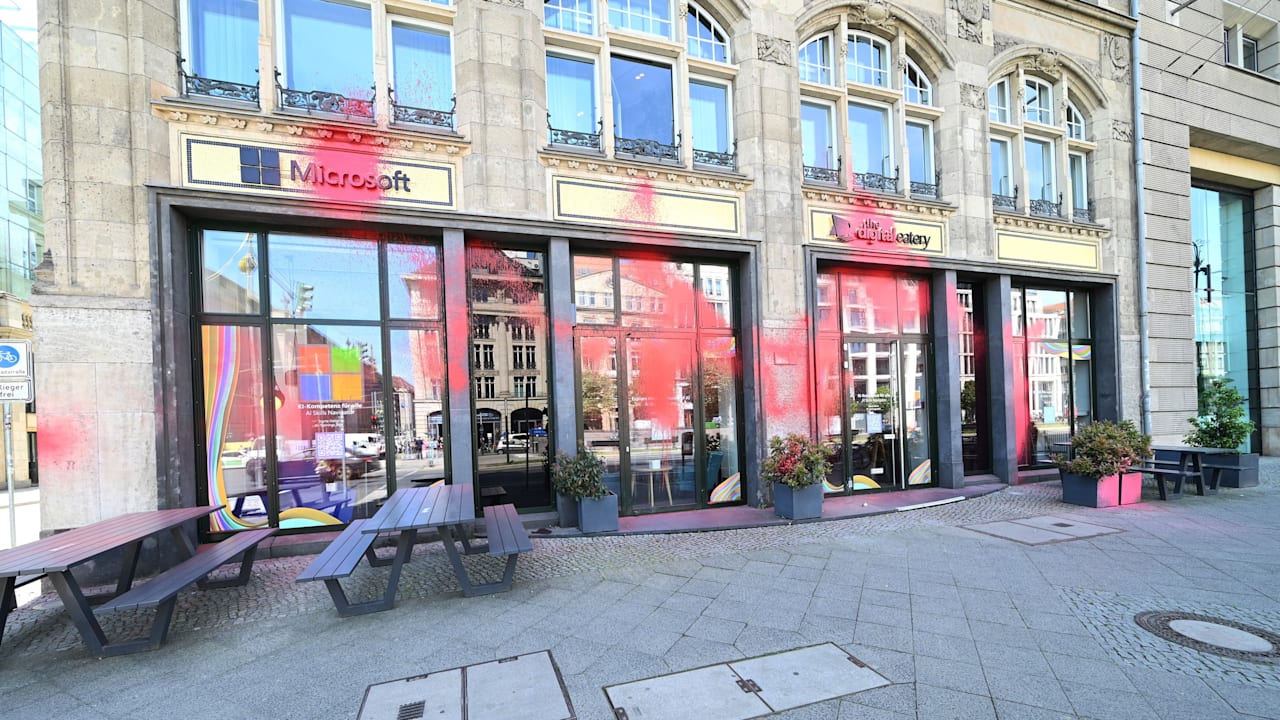 In Berlin: Farb-Anschlag auf Amazon und Microsoft | Regional