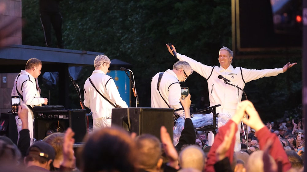Die Band Kraftklub kündigt bei einem Überraschungskonzert in Chemnitz ihr neues Album an.