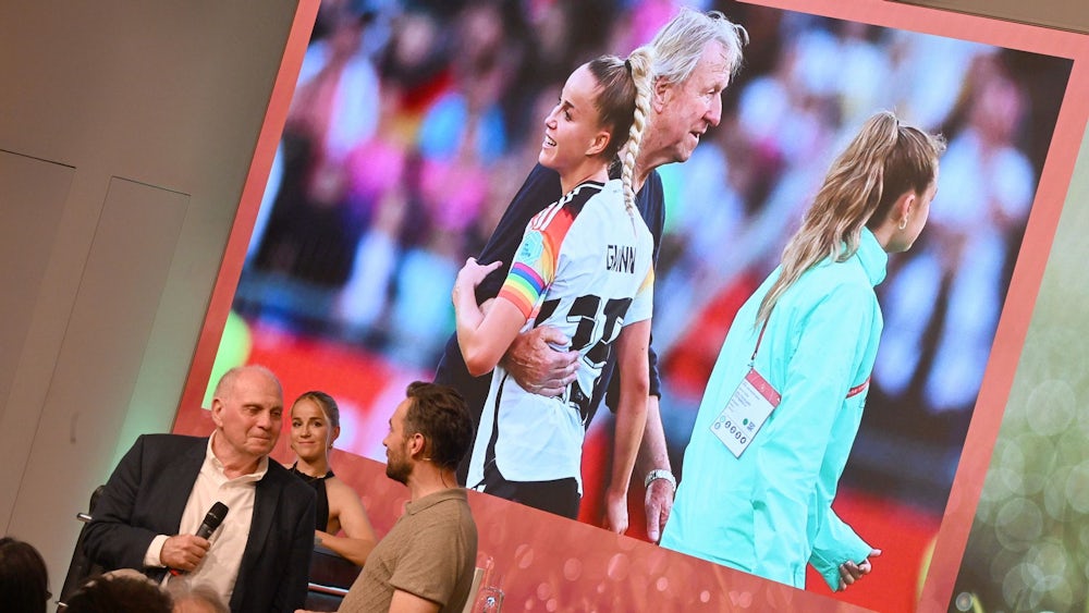 Uli Hoeneß (l) bot Giulia Gwinn seine Hilfe an.