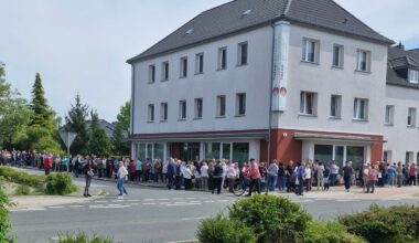 Stundenlang Schlange stehen für den Arzttermin: „Eine Schande!“ | Regional